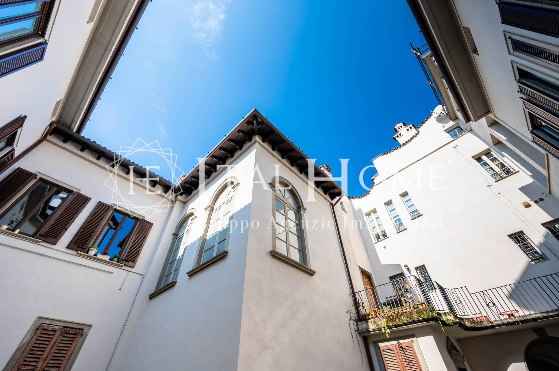 OCCASIONISSIMA! Vero Affare! In Palazzo Nobile fine '800, Solo 2 Famiglie, VENDESI Porzione di Edificio, Tutto su unico piano, tripla esposizione, Balcone privato, da ristrutturare! SOLO DA N