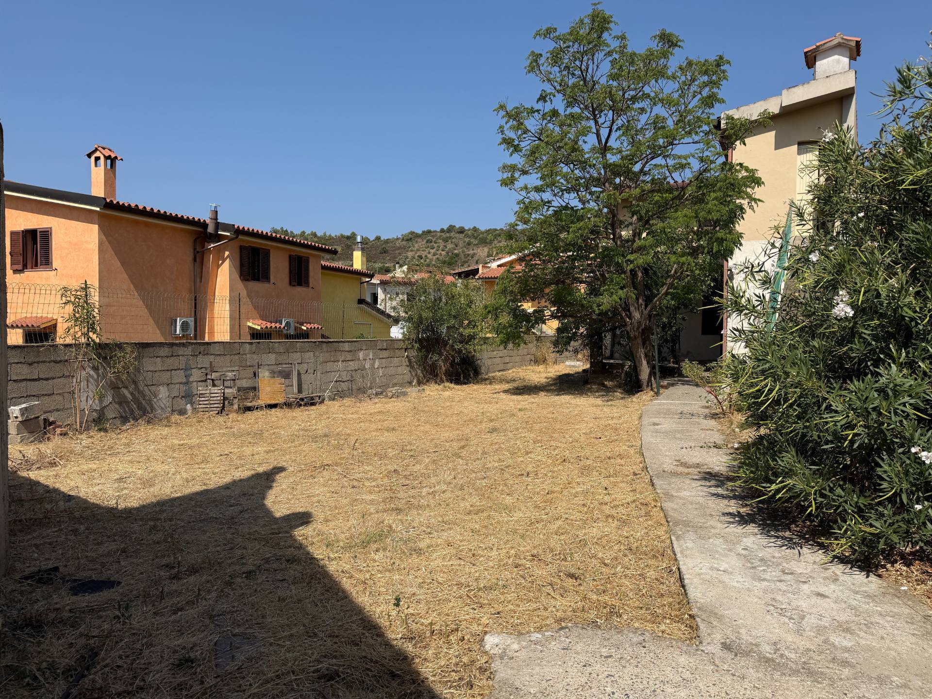 Casa indipendente con due appartamenti e ampia corte