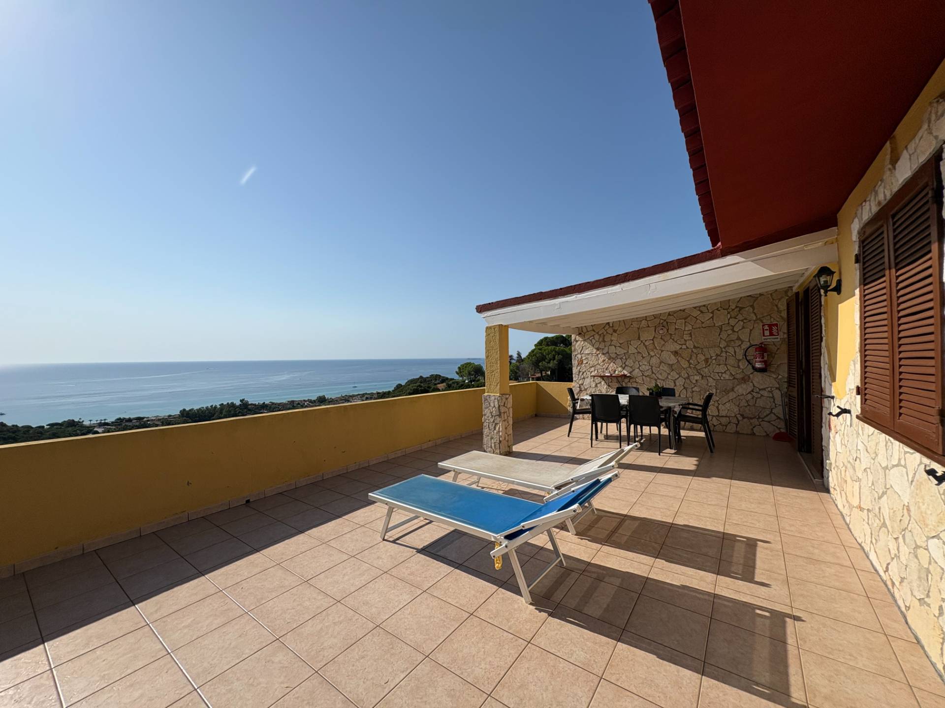 Comoda villetta bifamiliare con vista mare