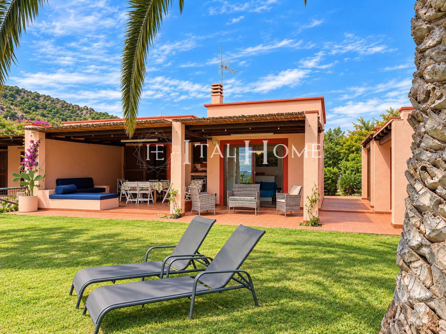 Villa in prima fila sul mare di Cala Pira
