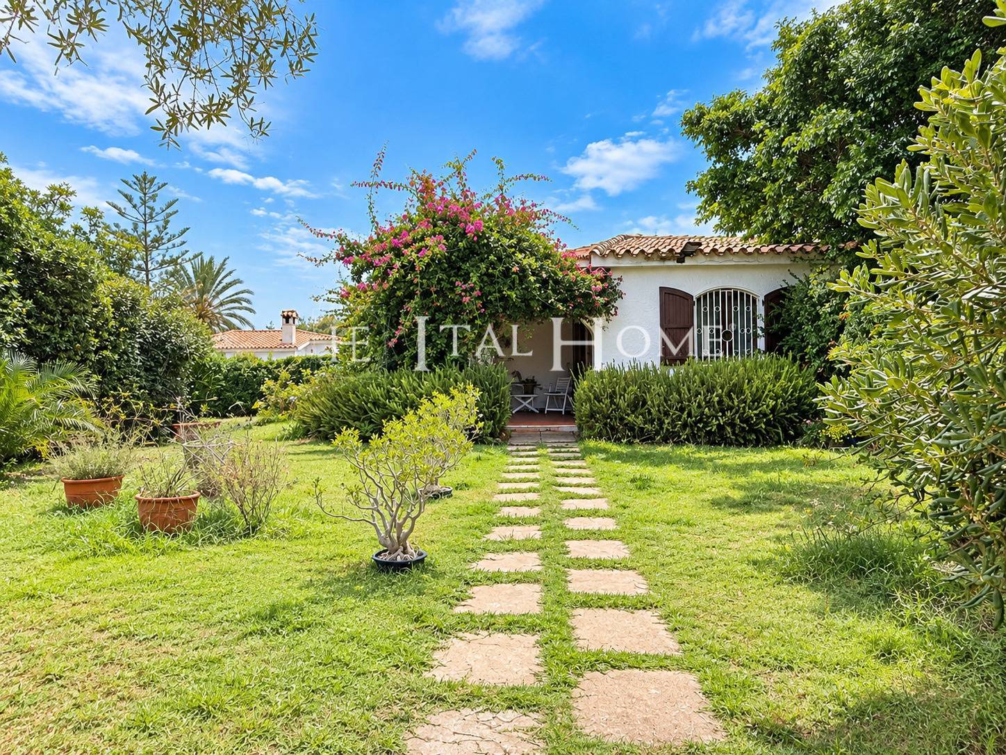 Villa indipendente con giardino privato a soli 200 metri dal mare