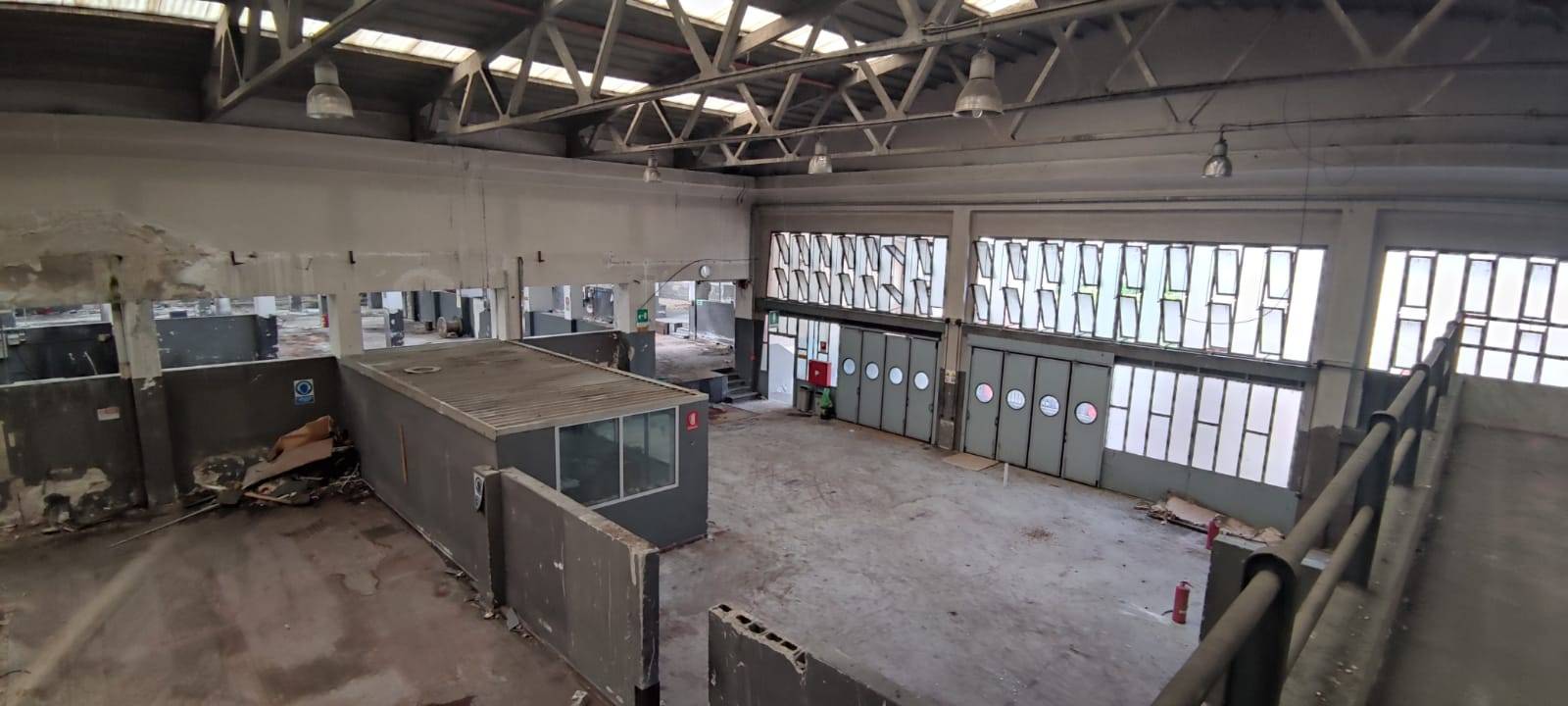 MAGAZZINO IN VENDITA A VALMADRERA DI 800 MQ