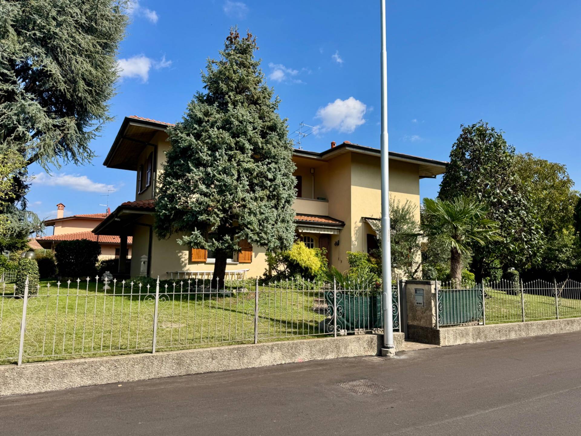 Villa In Vendita a Azzano San Paolo