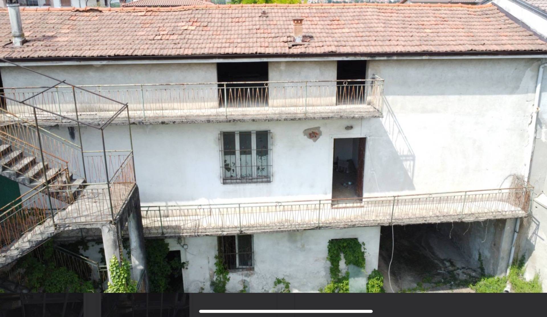 # NON È SOLO UNA CASA DA RISTRUTTURARE. È UNA PROPRIETÀ DA TRASFORMARE IN VALORE.
## Intera porzione di stabile indipendente con cortile privato nel centro di Bottanuco