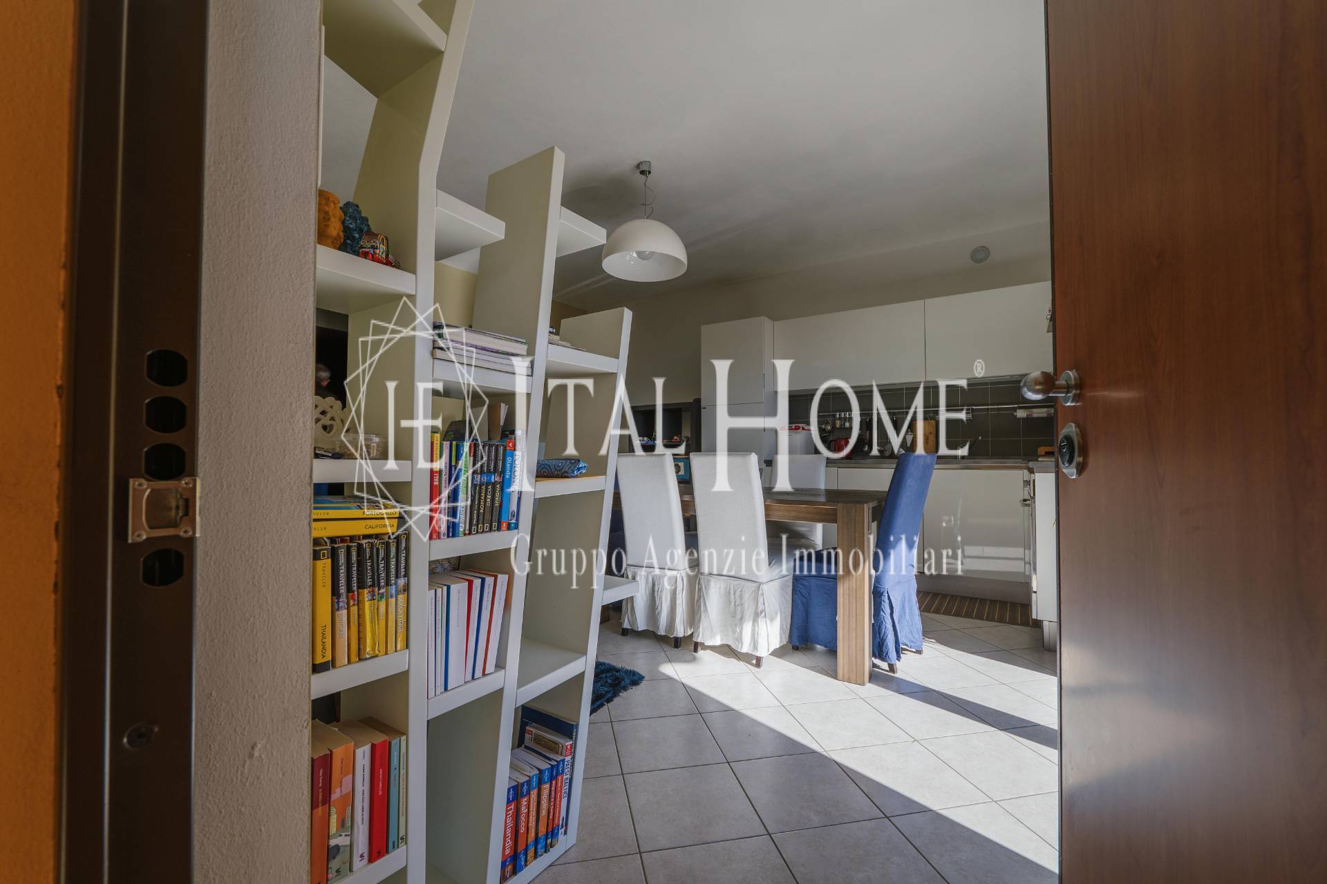 # **NON È IL CLASSICO APPARTAMENTO. È UNA CASA INDIPENDENTE DAL PRIMO PIANO AL CIELO.**
## **Porzione indipendente con terrazza, 7 locali e 3 bagni nel cuore di Bonate Sopra**