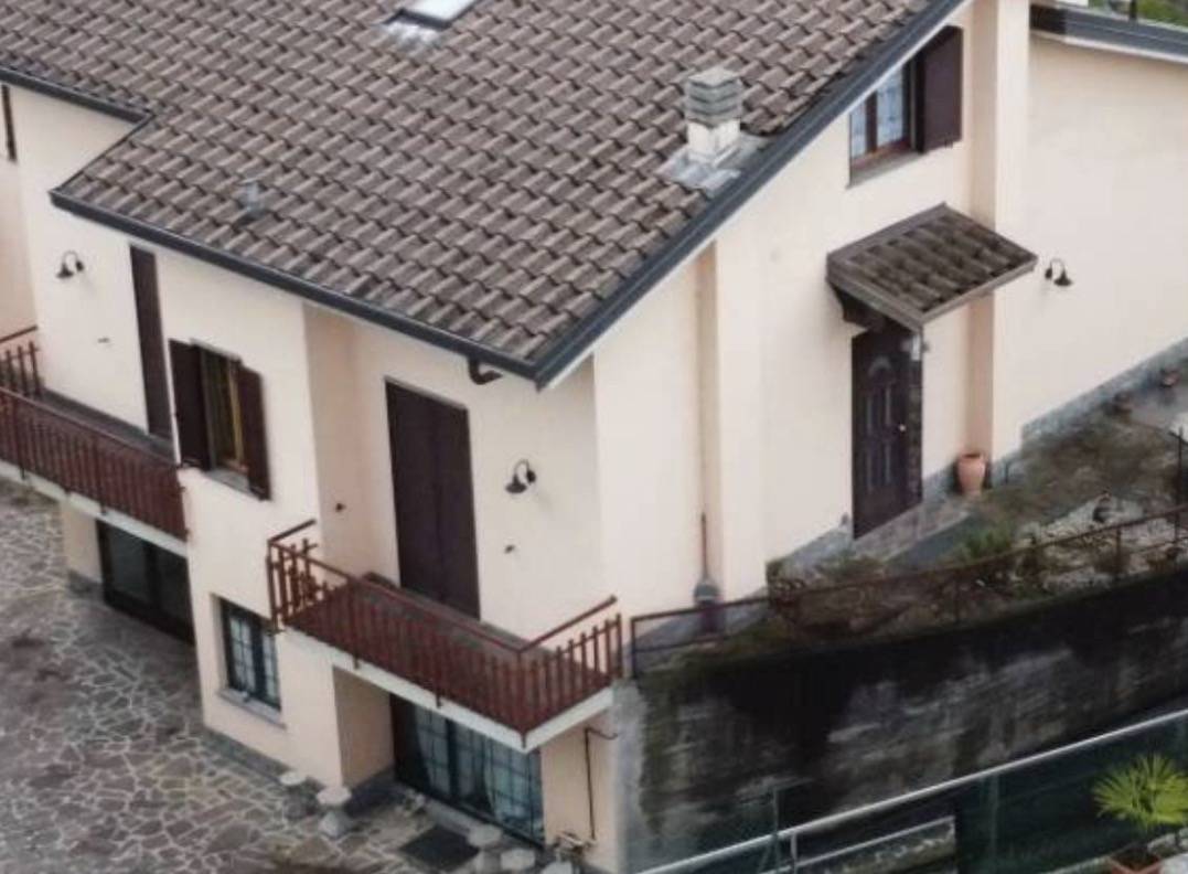 UNA VILLA CHE NON TI CHIEDE DI RINUNCIARE AGLI SPAZI. OLTRE 200 MQ, GIARDINO PRIVATO E BOX DOPPIO