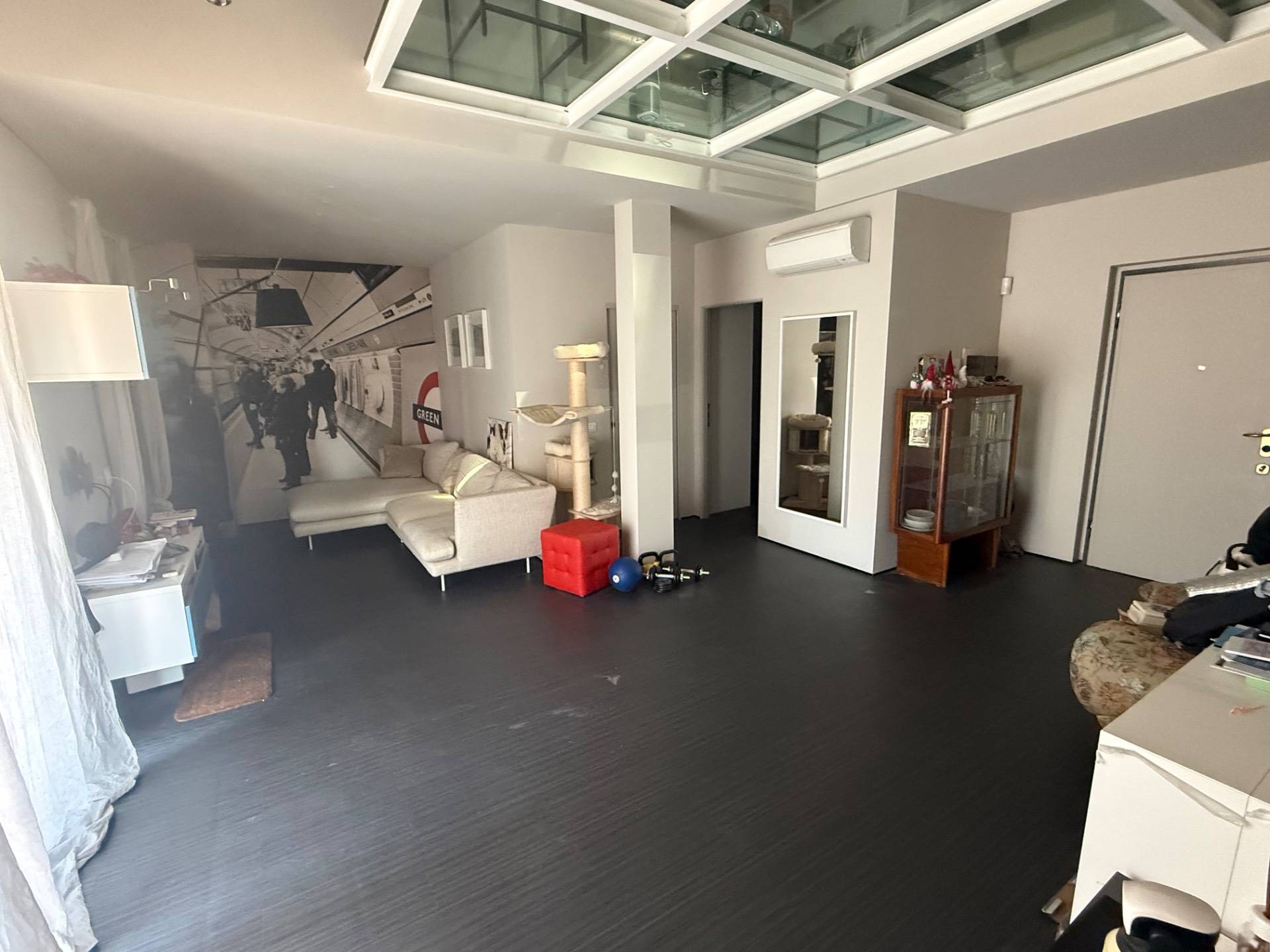 UNA CASA DIVERSA DALLE ALTRE: DOPPIO VOLUME, VETRO E DESIGN NEL CUORE DELL'HINTERLAND MILANESE.
