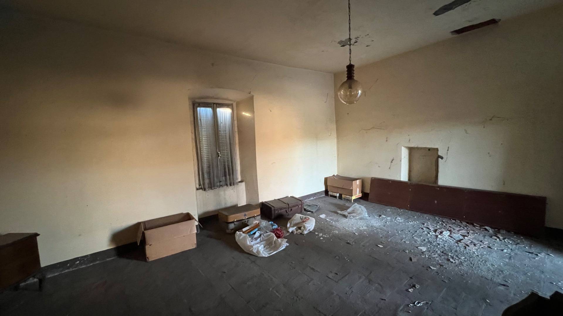 NEL CUORE DI PRESEZZO, UN EDIFICIO DA TRASFORMARE IN UN'OPPORTUNITÀ IMMOBILIARE.

