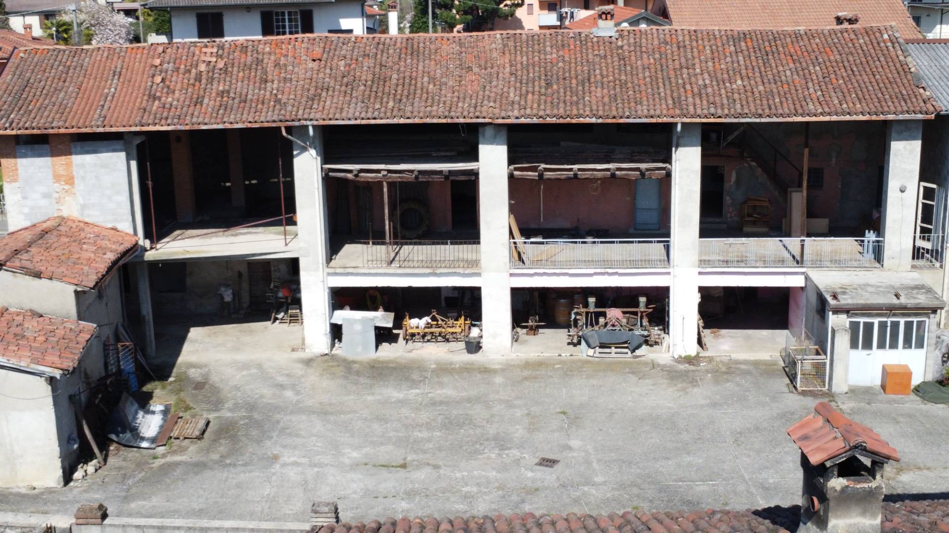 ITAL HOME Immobiliare propone nel borgo di Baccanello, a Calusco d'Adda, un'intera proprietà indipendente da cielo a terra composta da oltre **300 mq** 
