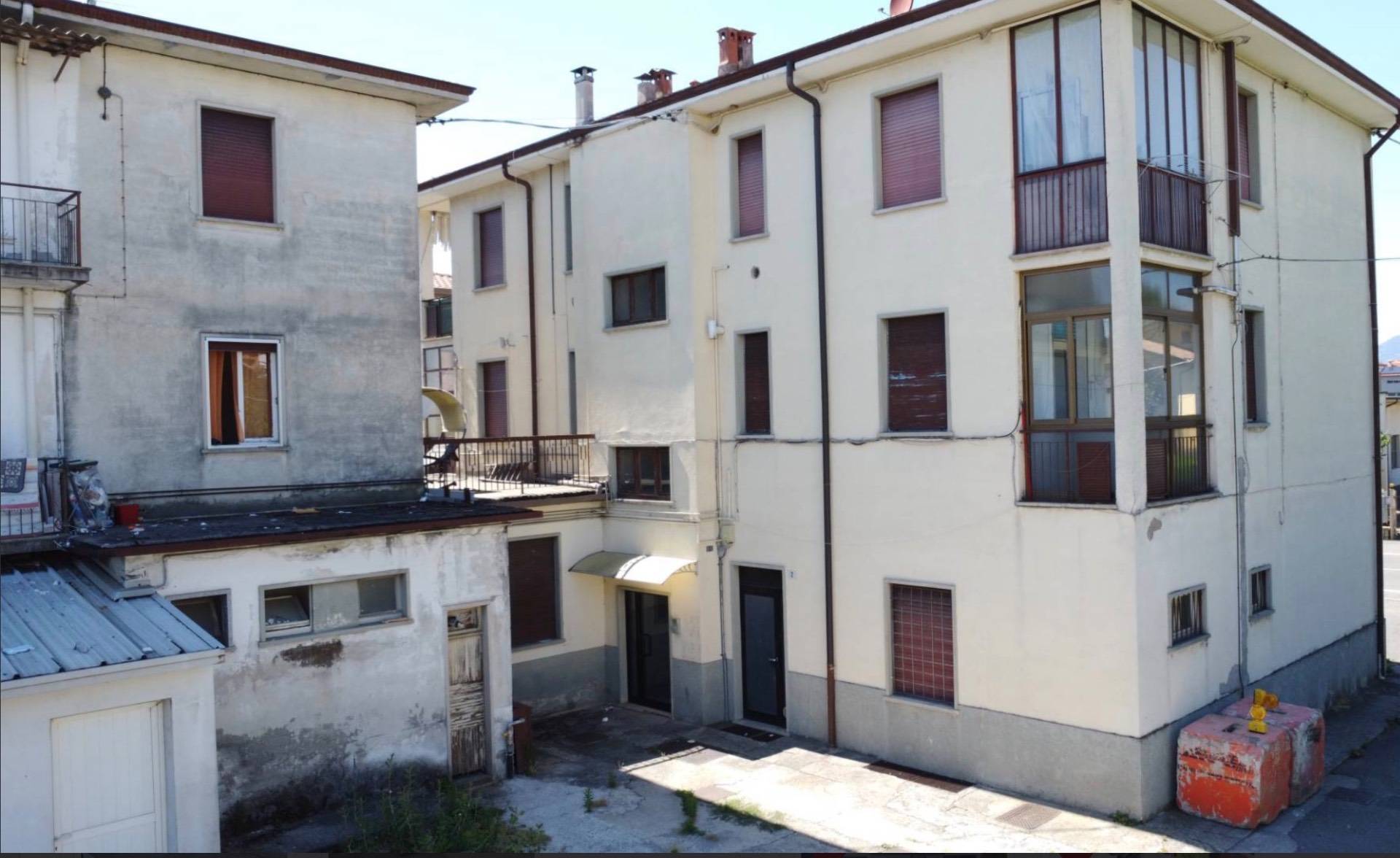 UN INTERO STABILE NEL CENTRO DI TREVIOLO. 800 MQ DI SUPERFICIE E UN LOTTO DI 1.165 MQ: UNA PROPRIETÀ DA VALORIZZARE.