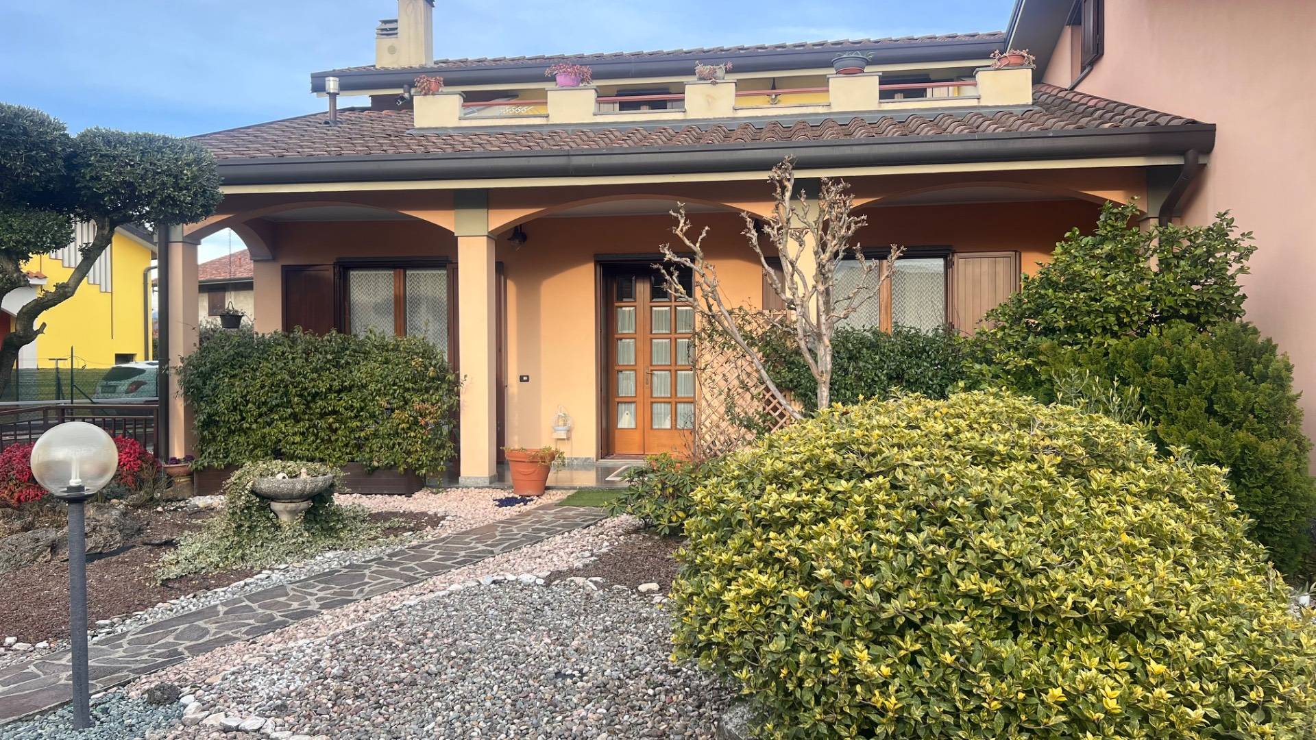 Villa di testa di oltre 240 mq