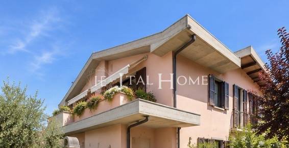 Appartamento con ingresso indipendente, terrazzino e box 