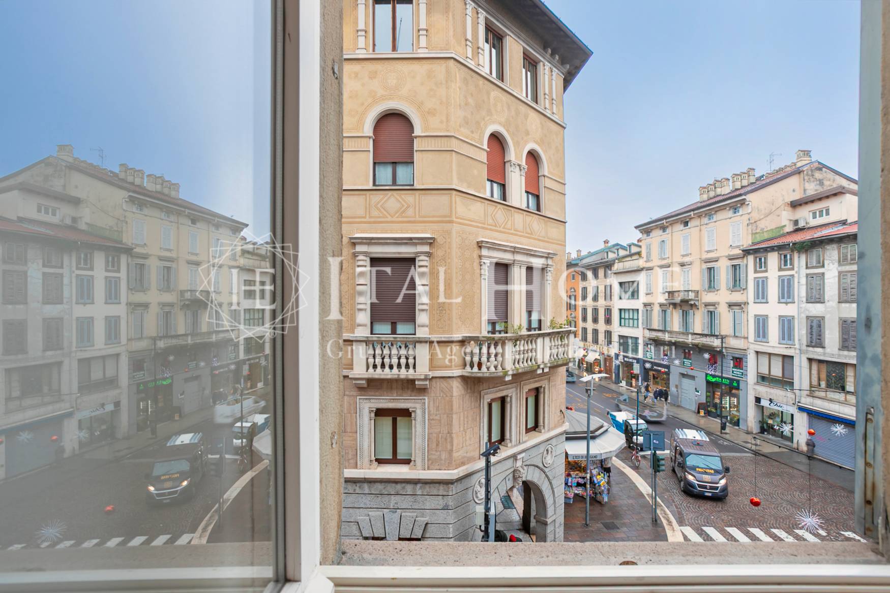 Piazza Pontida: Incantevole bilocale Tutto ristrutturato e arredato, posto all'interno di un elegante stabile storico.