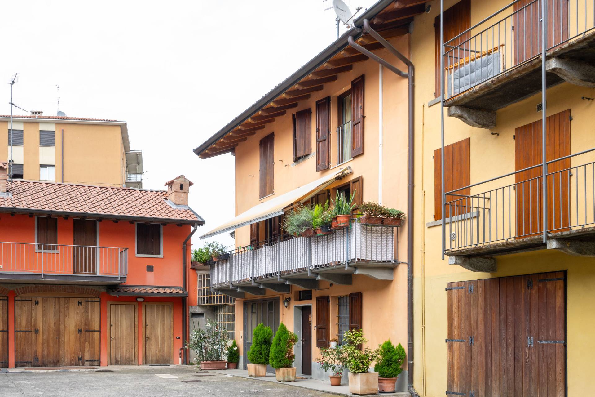 Quartiere San Paolo: esclusiva casa cielo/terra con balcone, box e cantina.