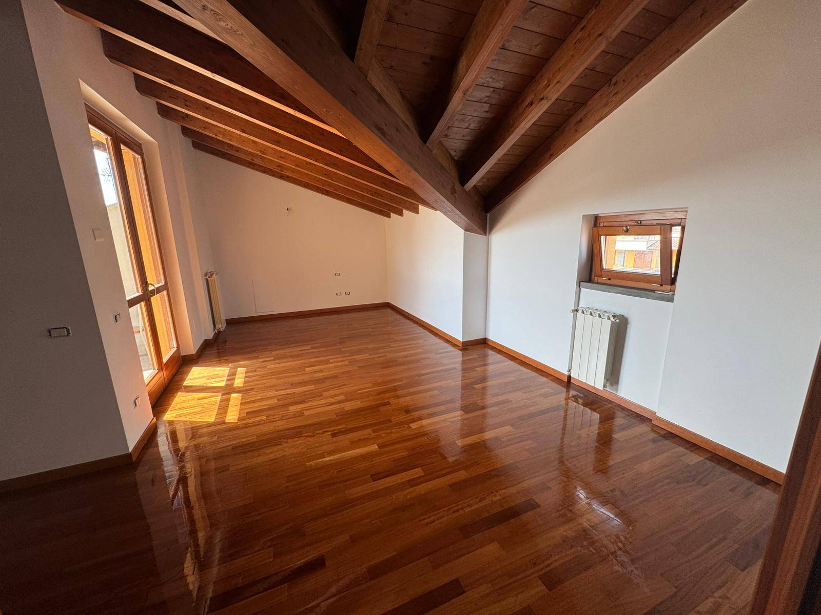 APPARTAMENTO IN VILLA COMPLETO DI BOX DOPPIO E CANTINA
