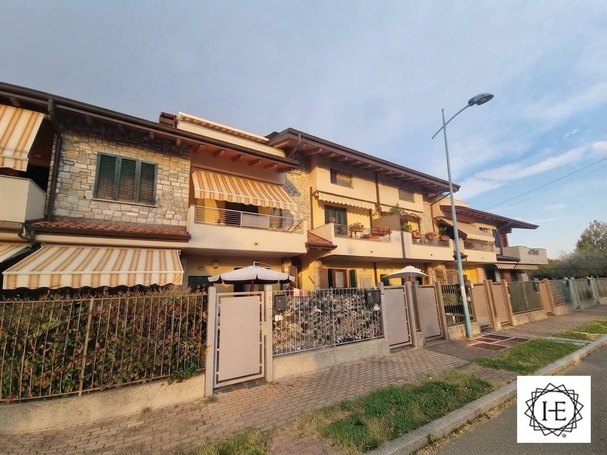 Luminoso duplex in villa con terrazzino e box