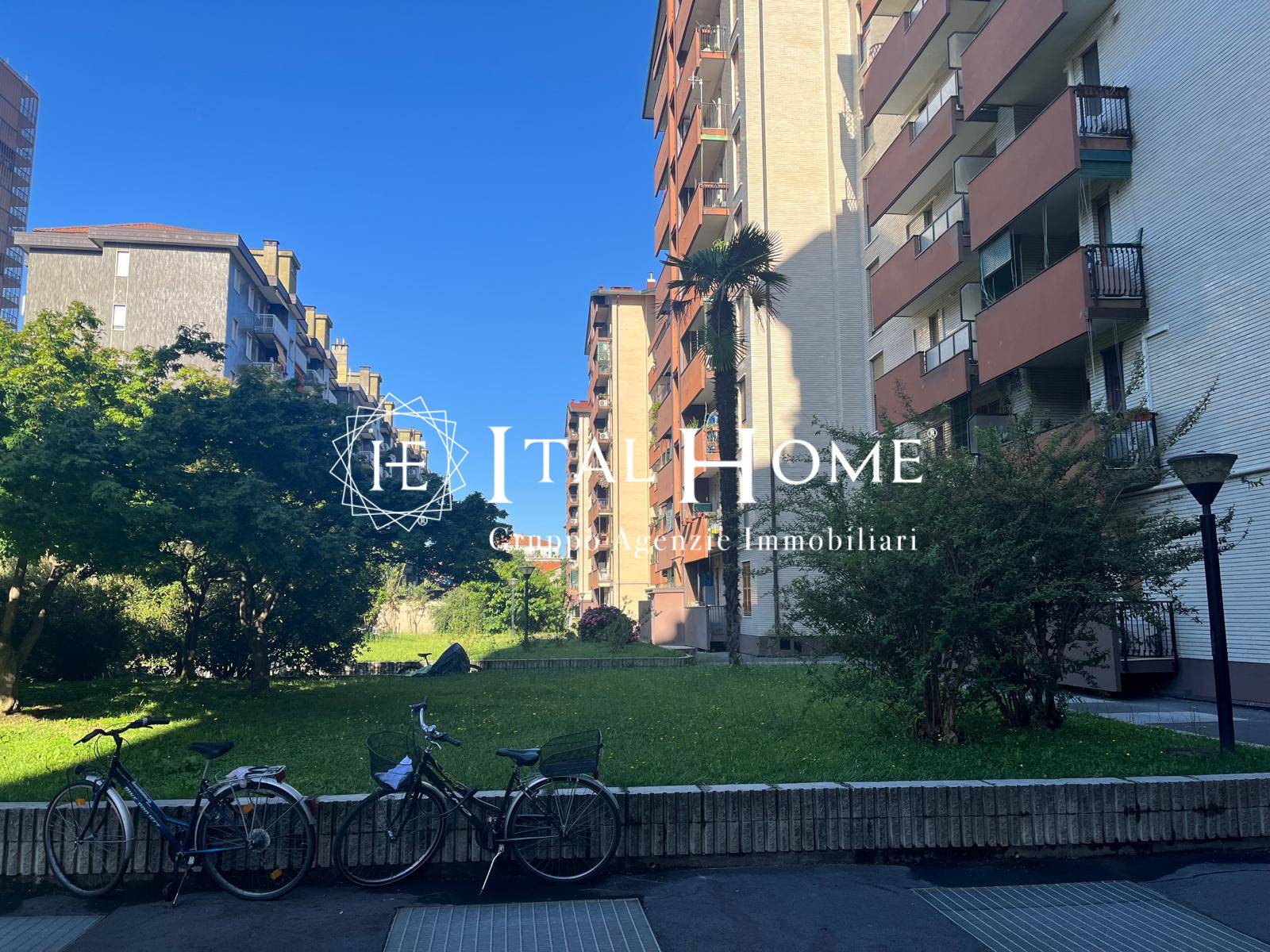 ACCOGLIENTE TRILOCALE CON BOX E BALCONE A DERGANO!!