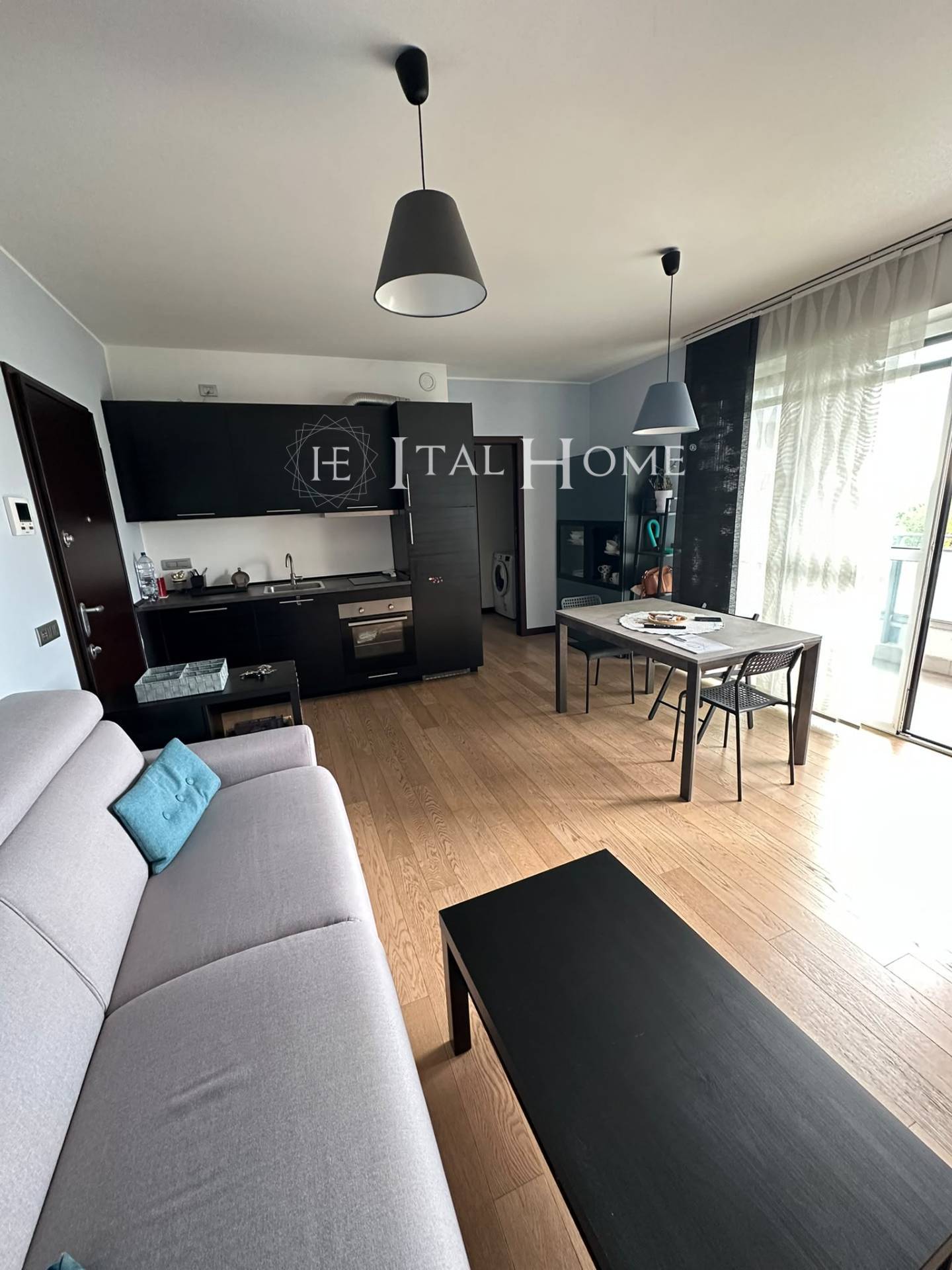ELEGANTE MONOLOCALE ARREDATO IN OTTIMO STATO CON CANTINA