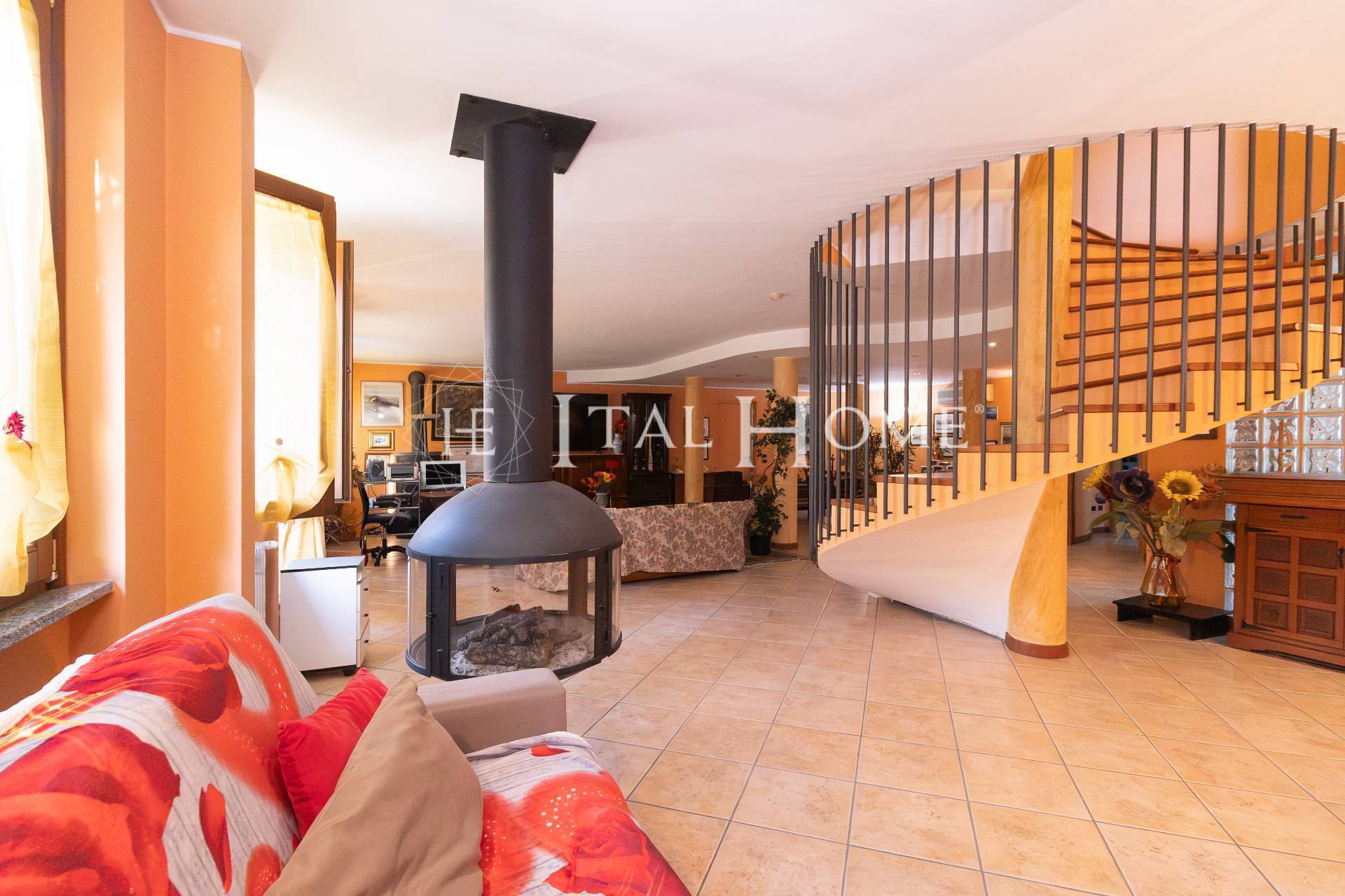 VILLA CON GIARDINO, BOX E PISCINA A CASSANO D'ADDA!
